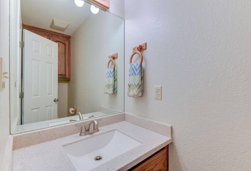 Waterfront Granbury Home W/ 3 Decks & Lake Access!