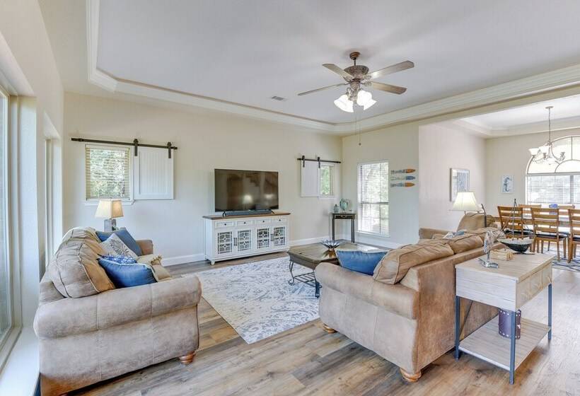 Waterfront Granbury Home W/ 3 Decks & Lake Access!