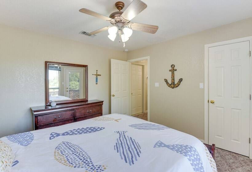 Waterfront Granbury Home W/ 3 Decks & Lake Access!