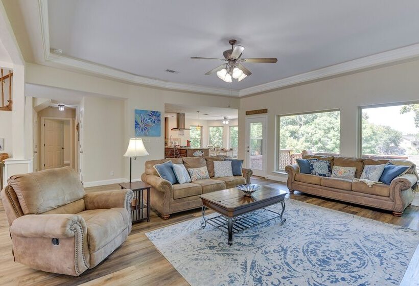 Waterfront Granbury Home W/ 3 Decks & Lake Access!