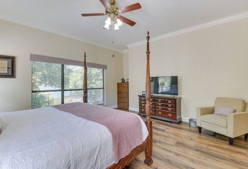 Waterfront Granbury Home W/ 3 Decks & Lake Access!