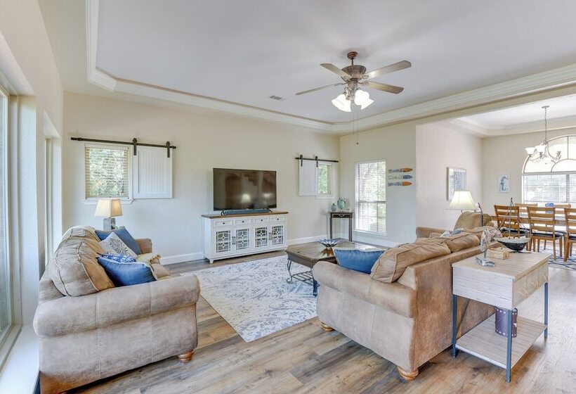 Waterfront Granbury Home W/ 3 Decks & Lake Access!