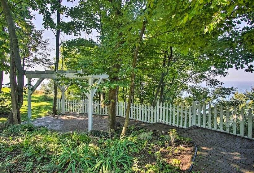 7 Acre Coastal Michigan Home W/hot Tub & Sauna!