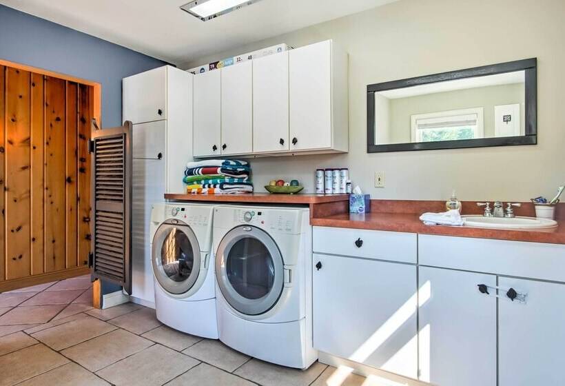 7 Acre Coastal Michigan Home W/hot Tub & Sauna!