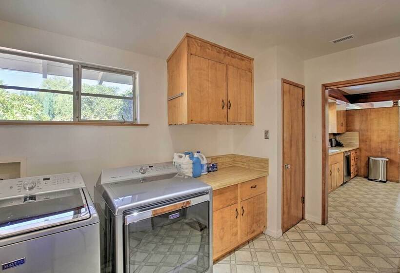 Beautiful Whittier Home W/ Pool & Gas Grill!