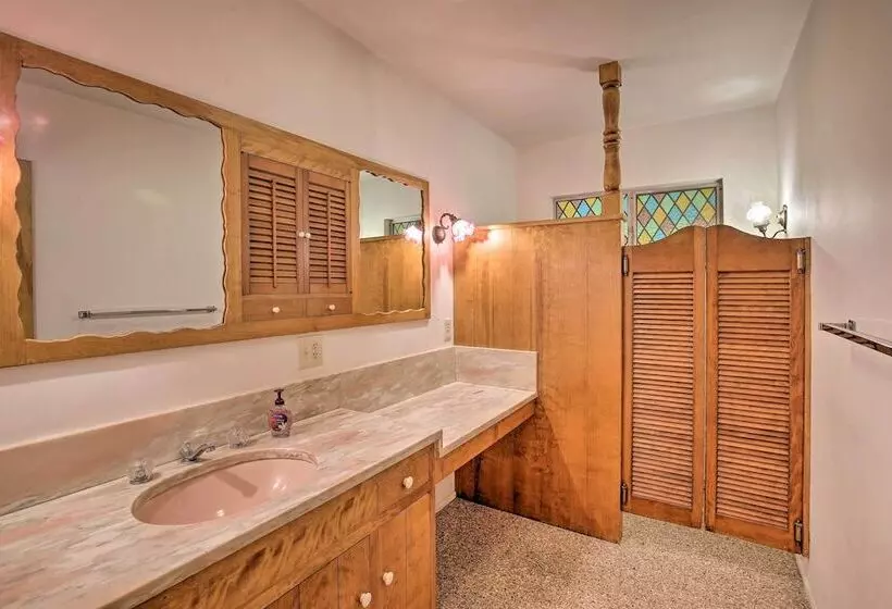 Beautiful Whittier Home W/ Pool & Gas Grill!