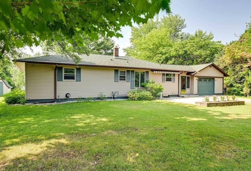 Charming Wausau Cottage: On Site Lake Access!