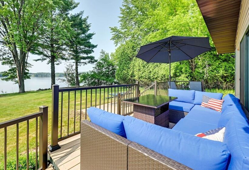 Charming Wausau Cottage: On Site Lake Access!