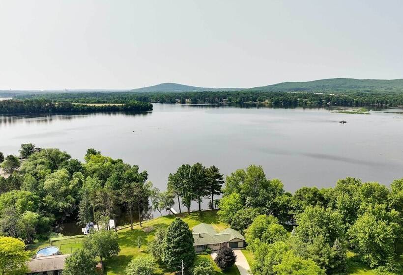 Charming Wausau Cottage: On Site Lake Access!