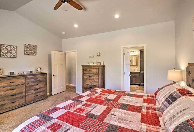 Cozy Lakeside Cabin W/ Hammock, Deck & Grill!