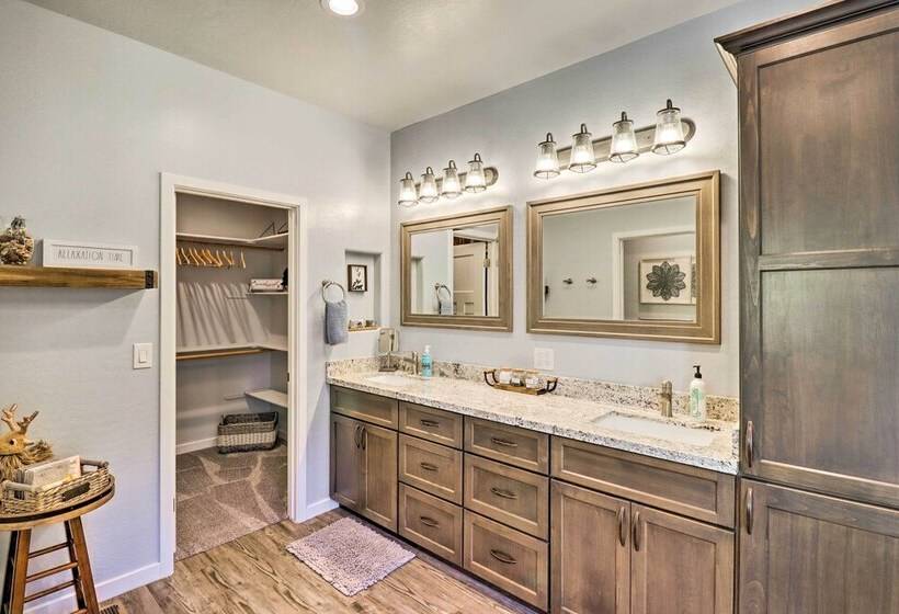 Cozy Lakeside Cabin W/ Hammock, Deck & Grill!