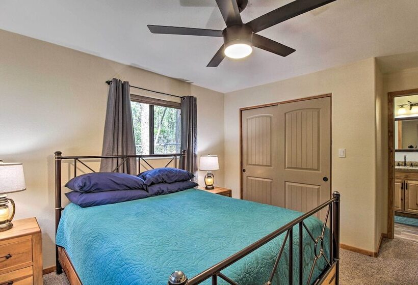 Cozy Pinetop Cabin: Walk To Shops + Dining!