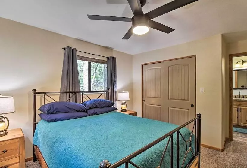 Cozy Pinetop Cabin: Walk To Shops + Dining!