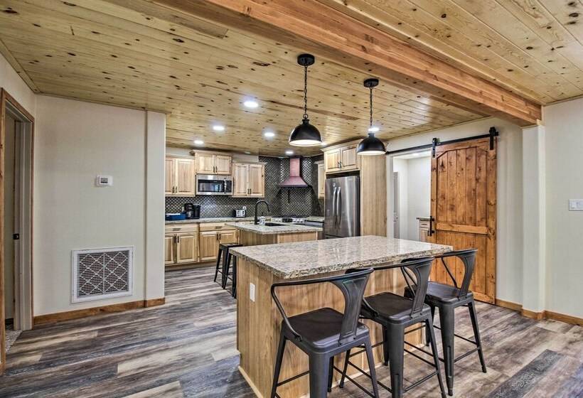 Cozy Pinetop Cabin: Walk To Shops + Dining!