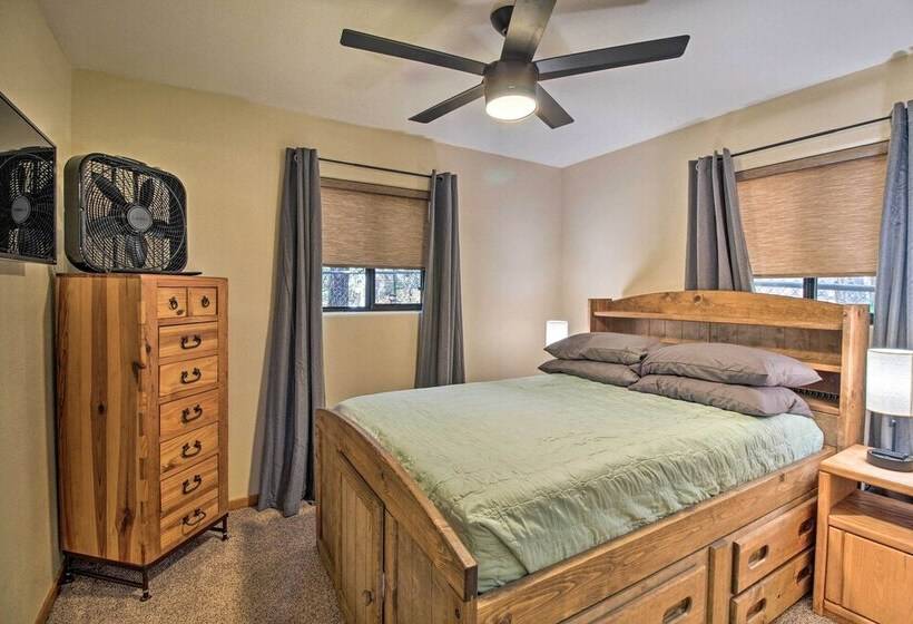 Cozy Pinetop Cabin: Walk To Shops + Dining!