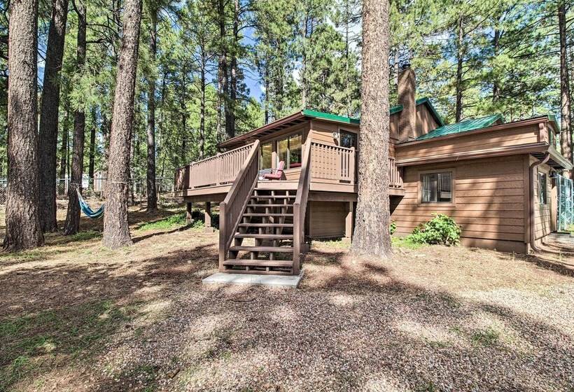 Cozy Pinetop Cabin: Walk To Shops + Dining!