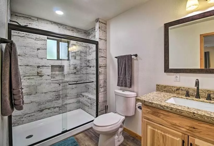 Cozy Pinetop Cabin: Walk To Shops + Dining!