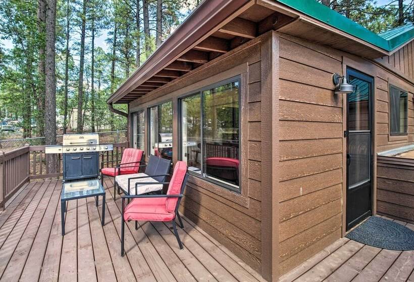 Cozy Pinetop Cabin: Walk To Shops + Dining!