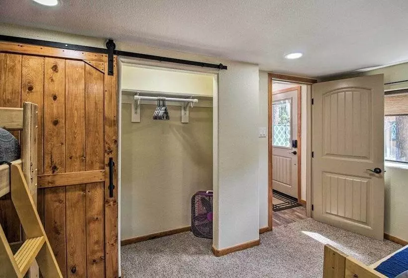 Cozy Pinetop Cabin: Walk To Shops + Dining!