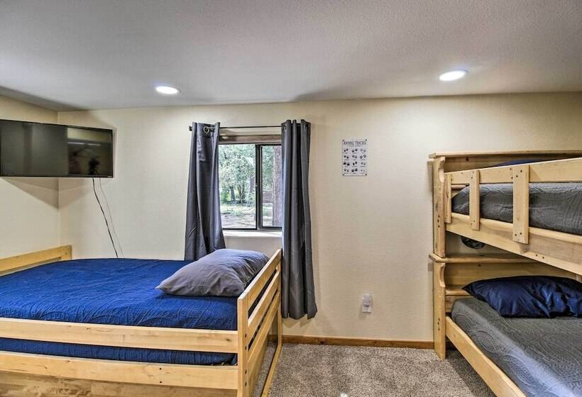 Cozy Pinetop Cabin: Walk To Shops + Dining!