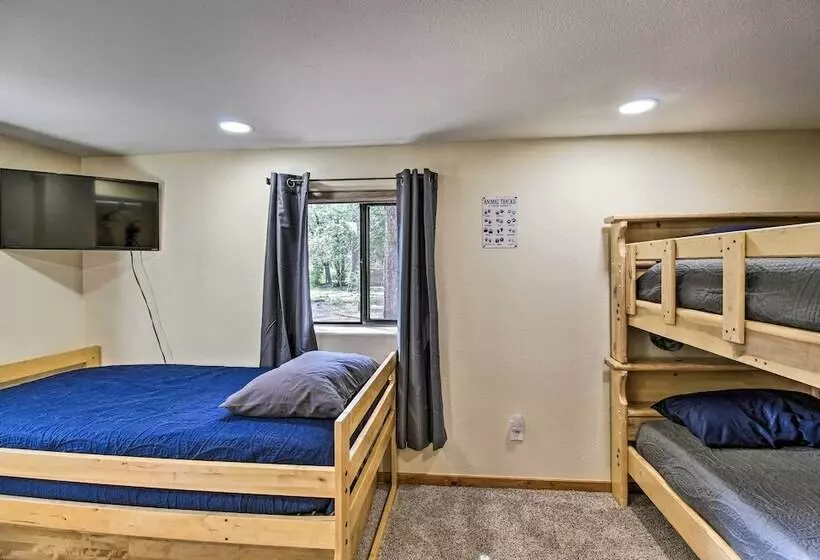 Cozy Pinetop Cabin: Walk To Shops + Dining!