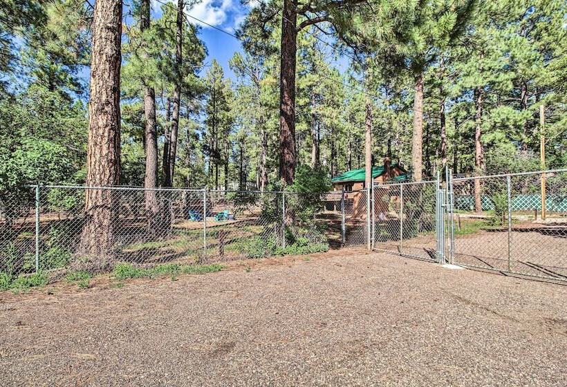 Cozy Pinetop Cabin: Walk To Shops + Dining!