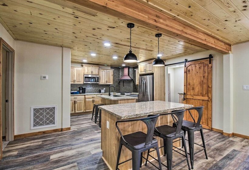 Cozy Pinetop Cabin: Walk To Shops + Dining!