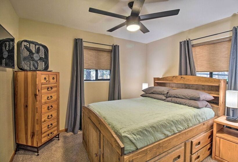 Cozy Pinetop Cabin: Walk To Shops + Dining!