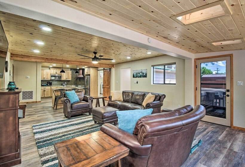 Cozy Pinetop Cabin: Walk To Shops + Dining!