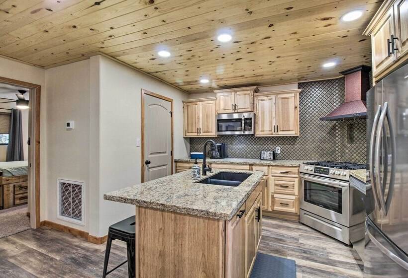 Cozy Pinetop Cabin: Walk To Shops + Dining!