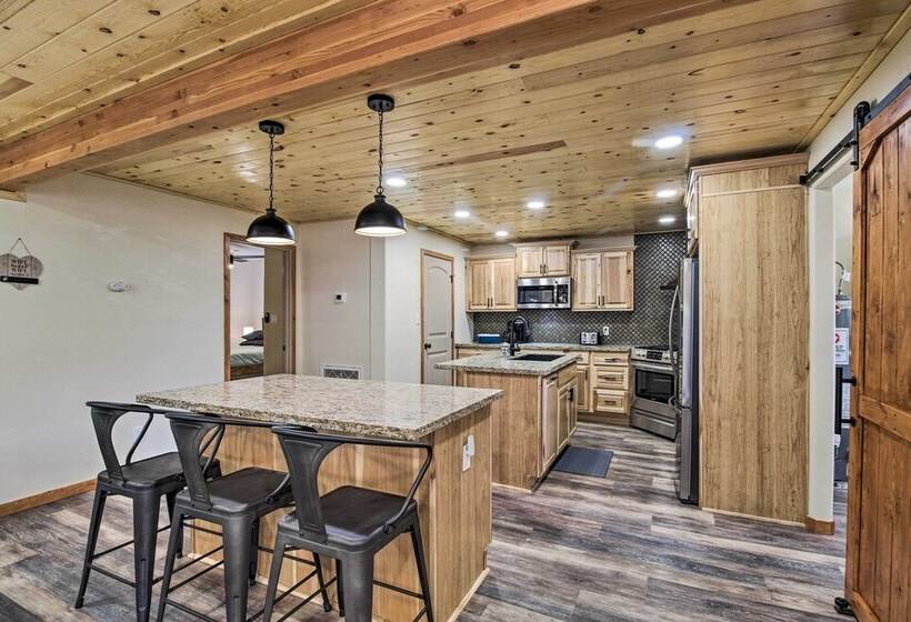 Cozy Pinetop Cabin: Walk To Shops + Dining!