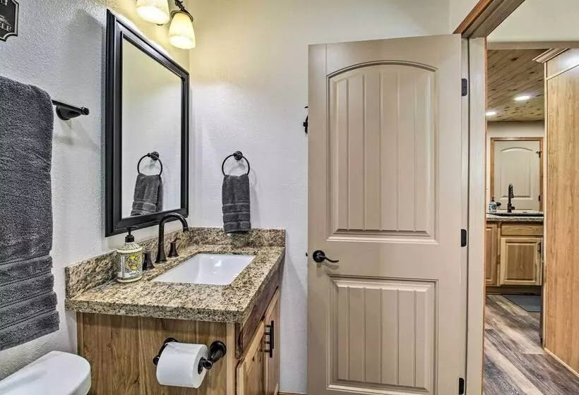Cozy Pinetop Cabin: Walk To Shops + Dining!