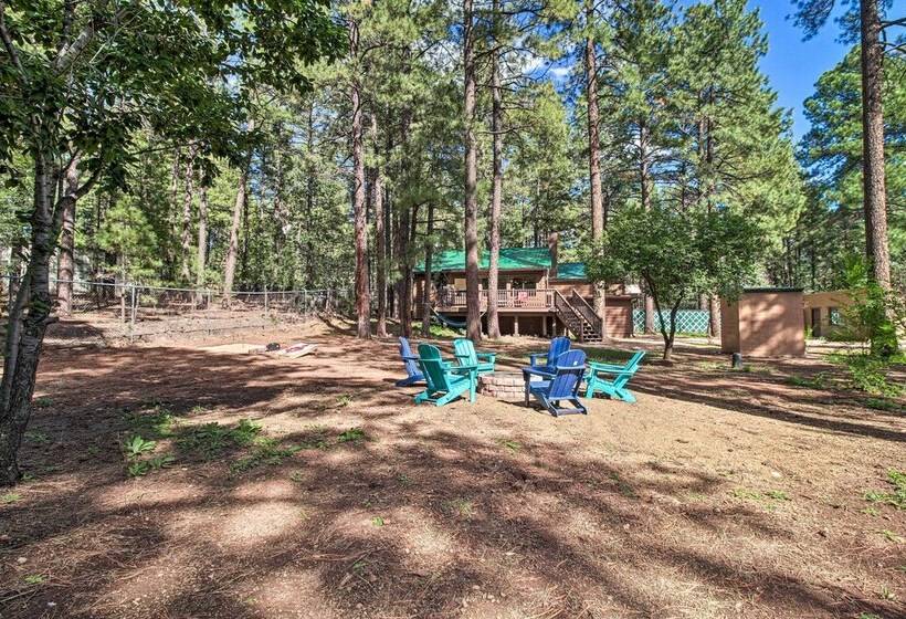 Cozy Pinetop Cabin: Walk To Shops + Dining!