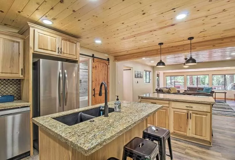 Cozy Pinetop Cabin: Walk To Shops + Dining!