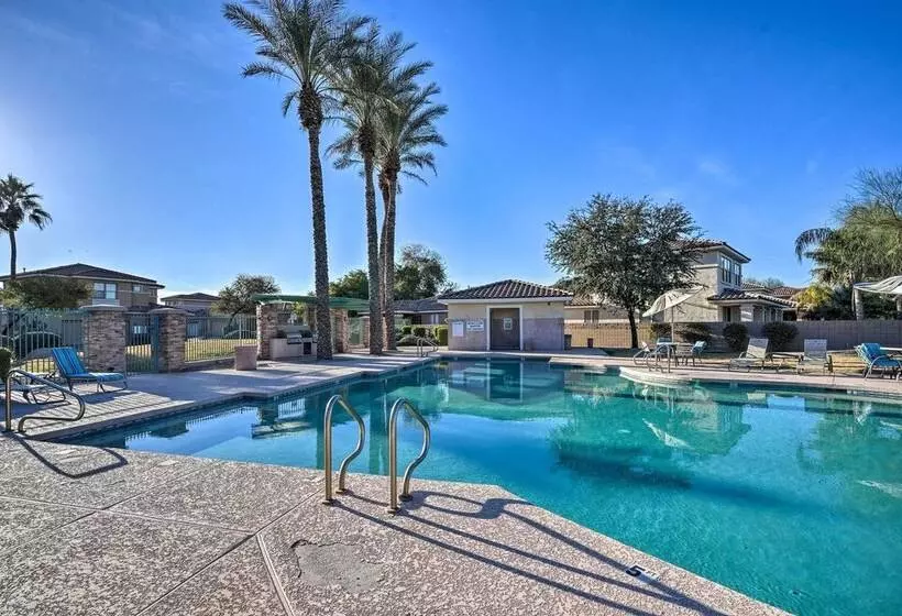 Goodyear Desert Oasis: Walk To Community Pool