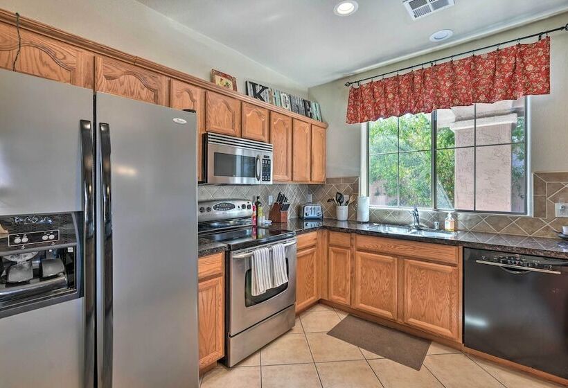 Goodyear Desert Oasis: Walk To Community Pool