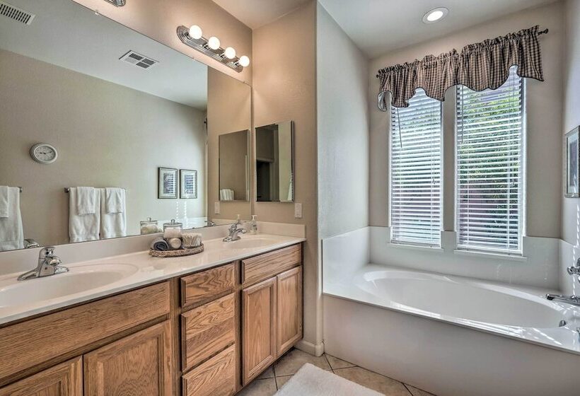 Goodyear Desert Oasis: Walk To Community Pool