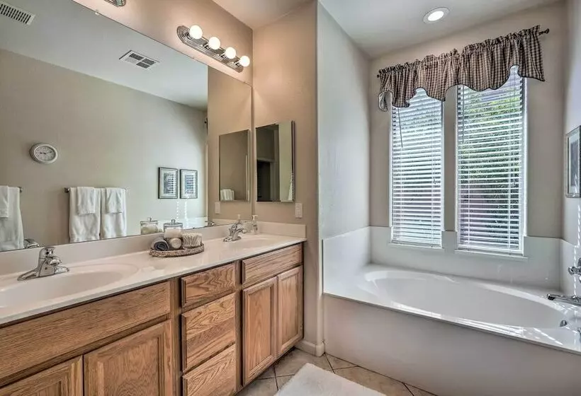 Goodyear Desert Oasis: Walk To Community Pool