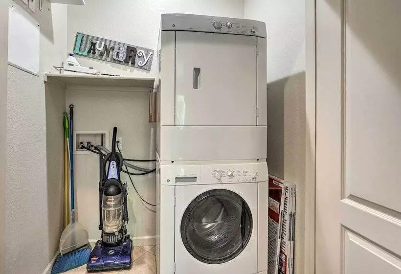 Goodyear Desert Oasis: Walk To Community Pool