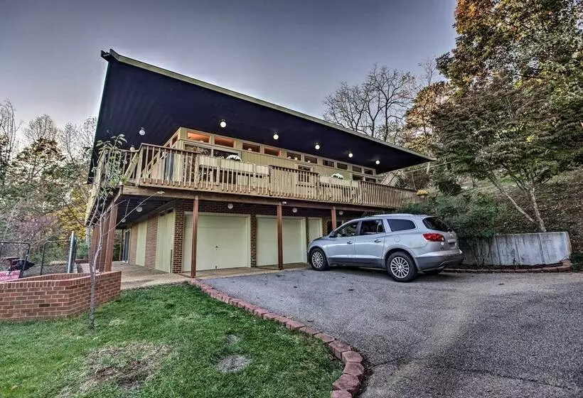 Home With Wraparound Deck + Blue Ridge Mtn Views!