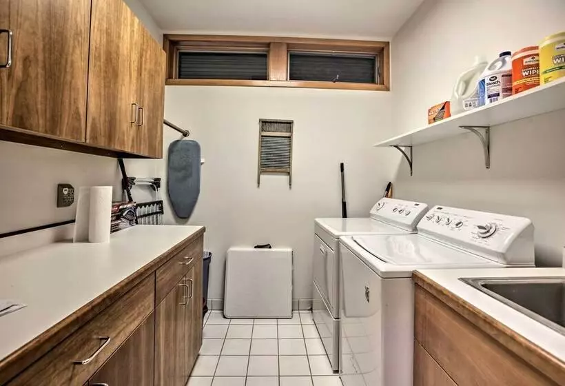 Home With Wraparound Deck + Blue Ridge Mtn Views!