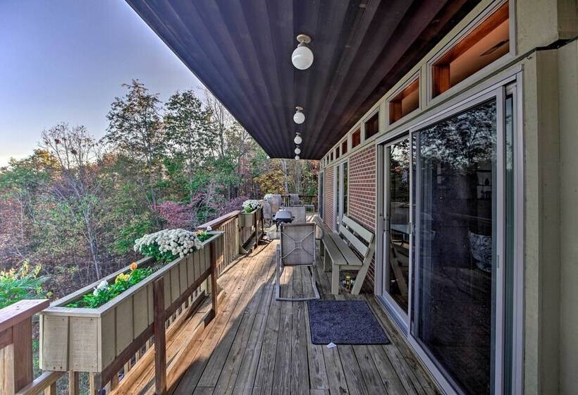 Home With Wraparound Deck + Blue Ridge Mtn Views!