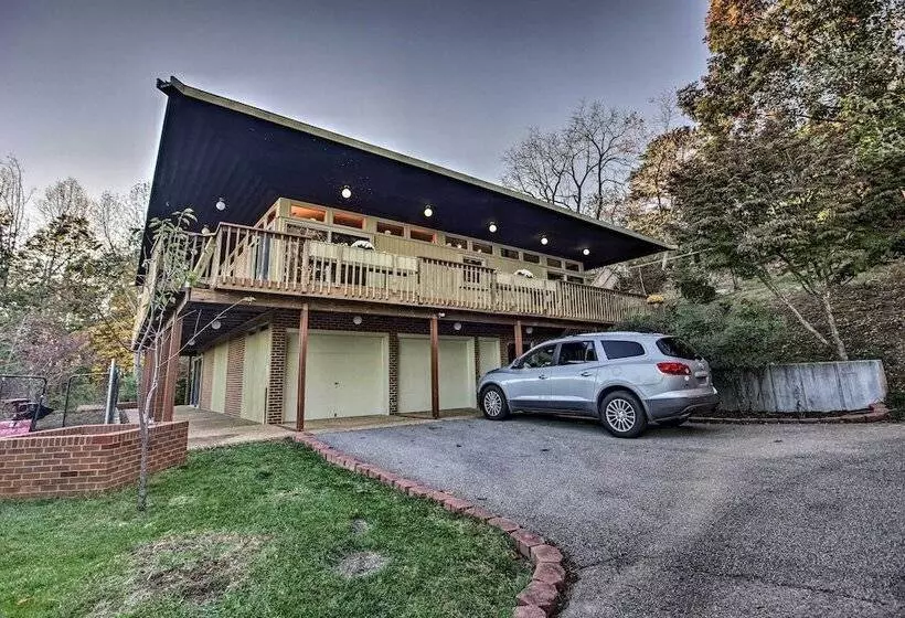 Home With Wraparound Deck + Blue Ridge Mtn Views!