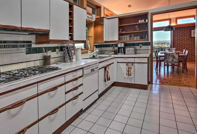 Home With Wraparound Deck + Blue Ridge Mtn Views!