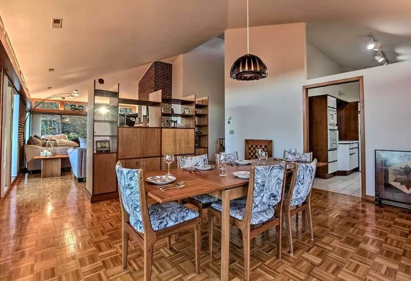 Home With Wraparound Deck + Blue Ridge Mtn Views!