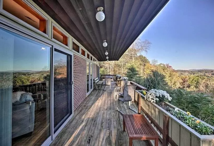 Home With Wraparound Deck + Blue Ridge Mtn Views!