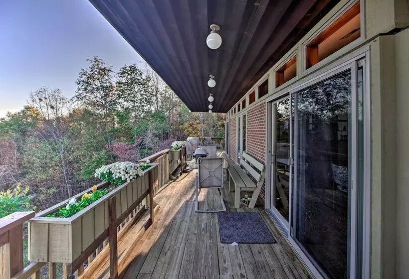 Home With Wraparound Deck + Blue Ridge Mtn Views!