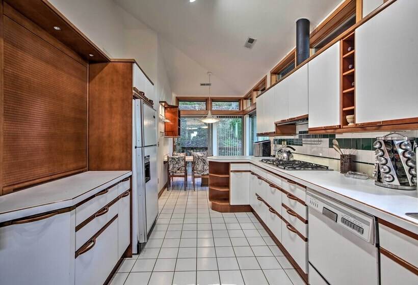 Home With Wraparound Deck + Blue Ridge Mtn Views!