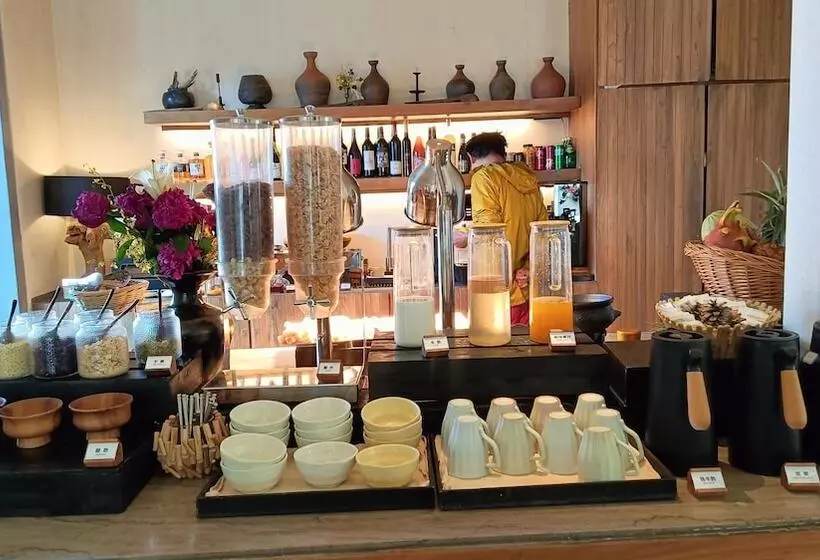 Sunyata Hotel. Deqin Meili