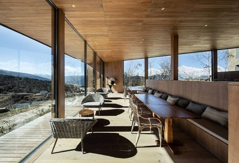 Sunyata Hotel. Deqin Meili